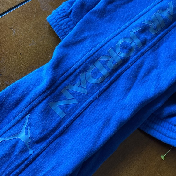 Air Jordan size L approximately 35 inches long. Nice condition - Picture 7 of 11